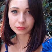 Sono una maestra di doposcuola di 16 bambini di scuola elementare e medie . Lavoro il pomeriggio dalle ore 15:00 alle ore 20:00 . Conosco perfettamente la lingua italiana e molto bene la lingua tedesca perchè figlia di emigranti in svizzera . Inglese live